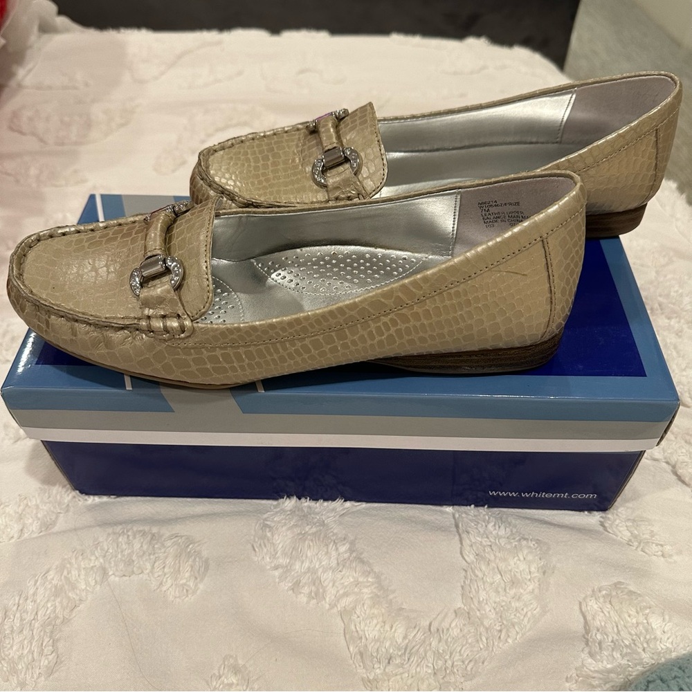 Women’s Champagne White Mountain Loafers